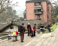 Met de trein door Chinees dorpje Bagou