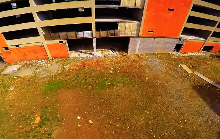Met drone door verlaten gebouw vliegen is enorm bruut!