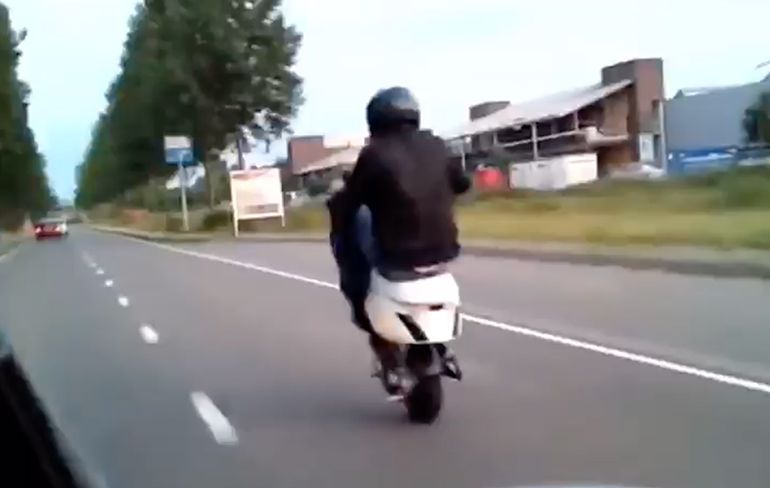 Met je scooter snelweg op tussen Eindhoven en Helmond, kan gewoon