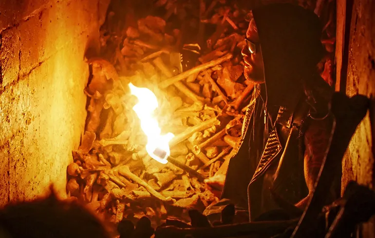 Met vuur spelen in de catacomben van Parijs