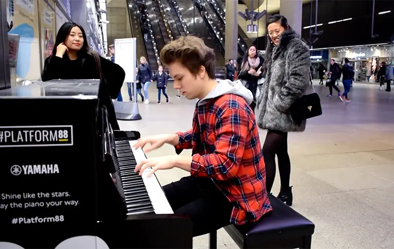 Metrostation opgeluisterd door hele lekkere versie van Dance Monkey op piano