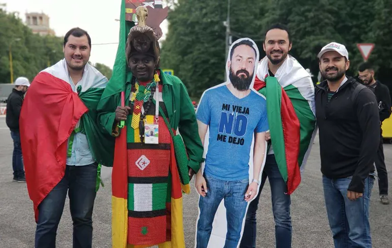 Mexicaan mag niet naar WK van vrouw, vriendengroep verzint iets briljants