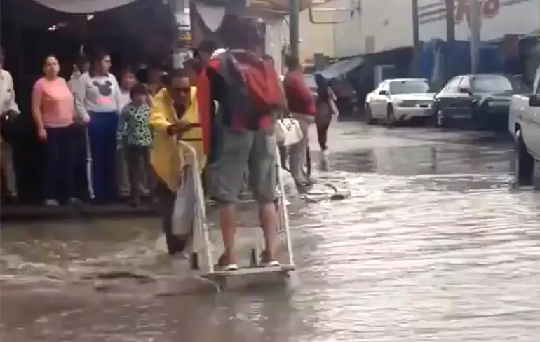 Mexicaan weet geld te verdienen aan zware regenval