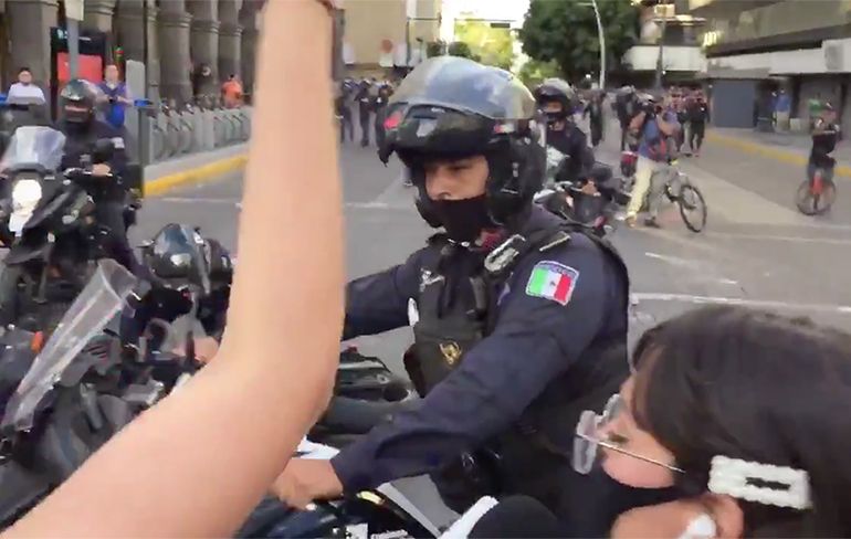 Mexicaanse demonstratie loopt uit de hand: Demonstrant zet agent in de fik
