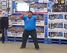 Mexicaanse El Serrucho probeert al dansend spullen te verkopen