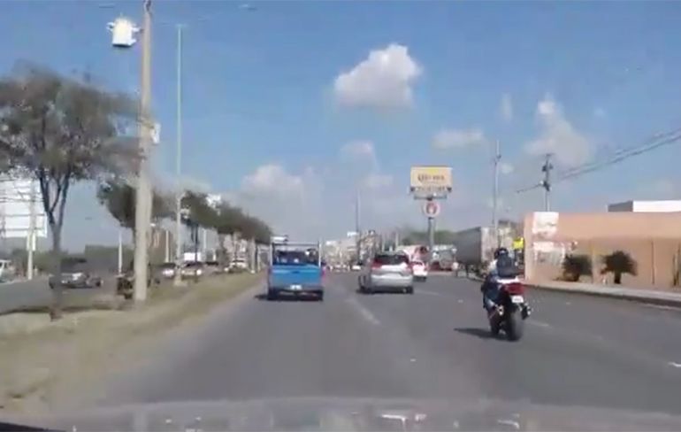 Mexicaanse motorrijder remt niet voor rood licht met fatale gevolgen