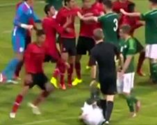 Mexicaanse voetballer gebruikt hoofd Noord-Ierse speler als voetbal