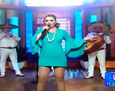 Mexicaanse zangeres verliest maandverbandje tijdens live TV Show