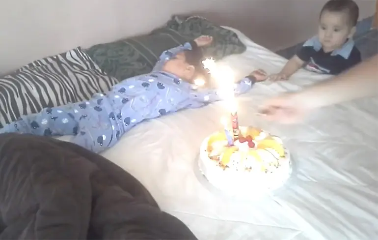 Mexicaantje is jarig en wordt wakker gemaakt met een taart