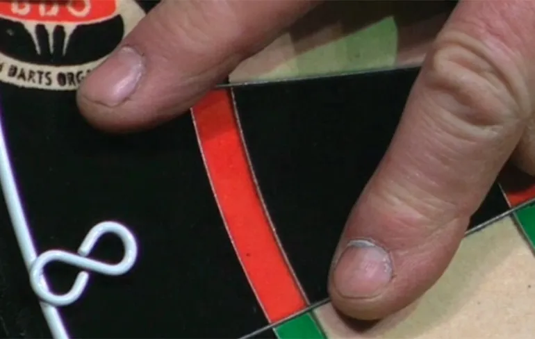 Michael van Gerwen gooit pijl tussen de vingers van Bobby George