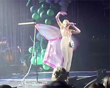 Miley Cyrus doet Khia's "My Neck, My Back"