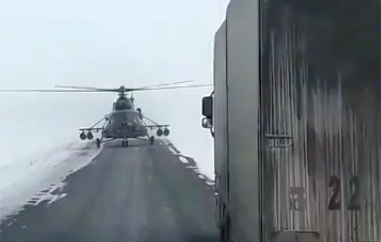 Militaire helikopter is de weg kwijt, vraagt juiste richting aan truckers