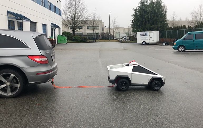 Mini Cybertruck trekt Mercedes R Klasse