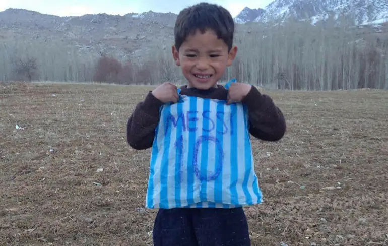 Mini-Messi uit Afghanistan heeft nu een echt shirt