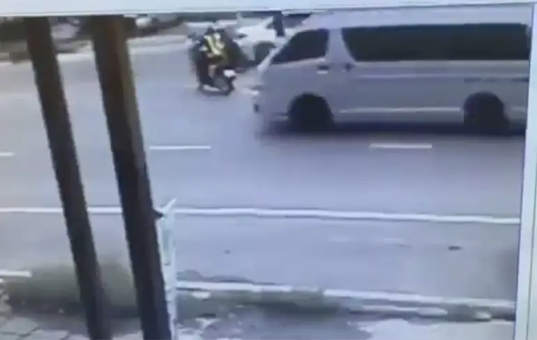 Minibusje in Phuket rijdt motoragent dood