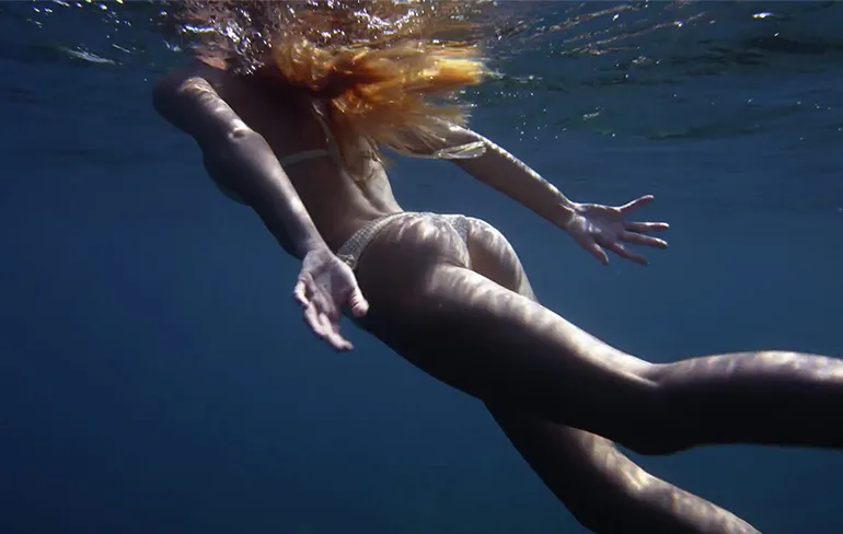 Miss Reef 2016: Enorm mooie billen in werelds meest bekende surfkalender!