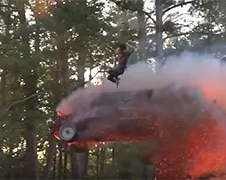 Misschien wel de meest epische sprong van een auto ooit!
