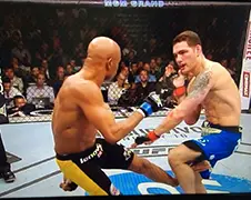 MMA Vechter Anderson Silva breekt been in partij tegen Chris Weidman
