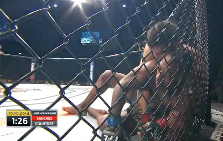 MMA vechter trekt zeurende moeder niet