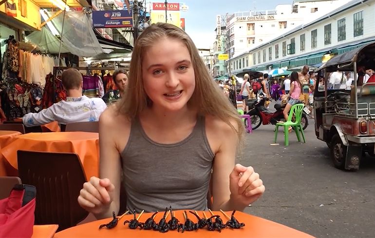 Model uit Nieuw-Zeeland eet 10 schorpioenen