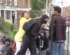 Moeder betrapt zoon op deelname rellen in Baltimore