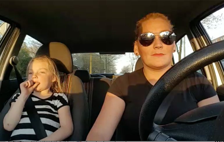 Moeder en dochter genieten van Raw Hardstyle in de auto!