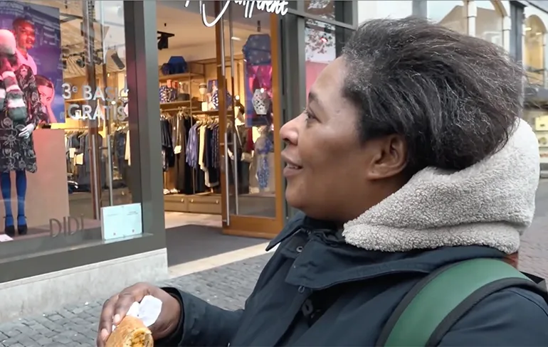 Moeder en zoon geven duidelijk Too Much Information tijdens straatinterview