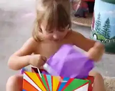 Moeder geeft kind verschrikkelijk cadeautje...