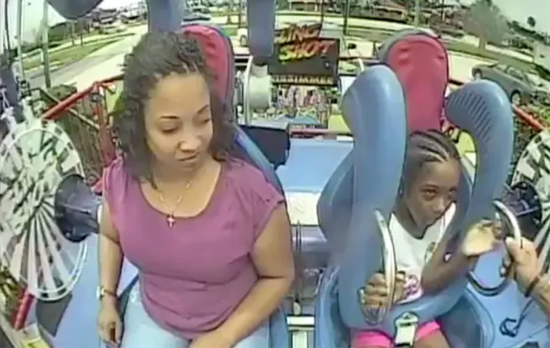 Moeder heeft intiem momentje in Slingshot attractie?