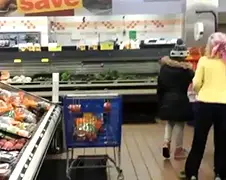 Moeder heeft kind niet echt onder controle in supermarkt