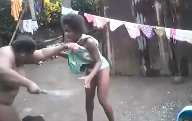 Moeder in Jamaica is boos en slaat haar dochter met een machete