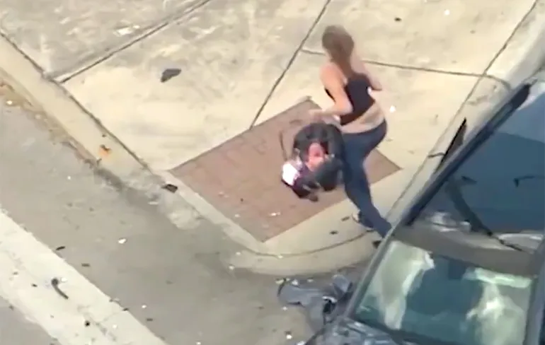 Moeder is knettergek: Probeert te ontsnappen met baby achterin