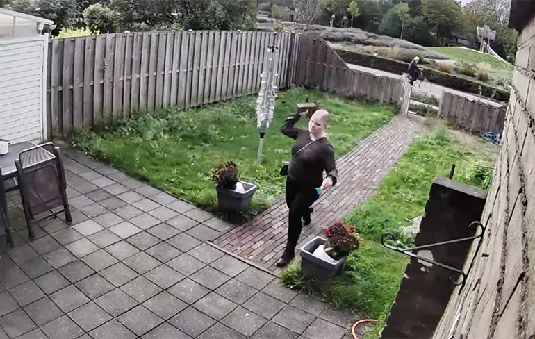 Moeder komt erachter dat sloten zijn veranderd, maar baksteen biedt uitkomst