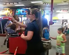 Moeder van het jaar op de vuist bij Chuck E. Cheese's