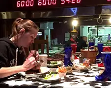 Molly Schuyler eet 2 steaks van 2 kilo binnen kwartiertje!