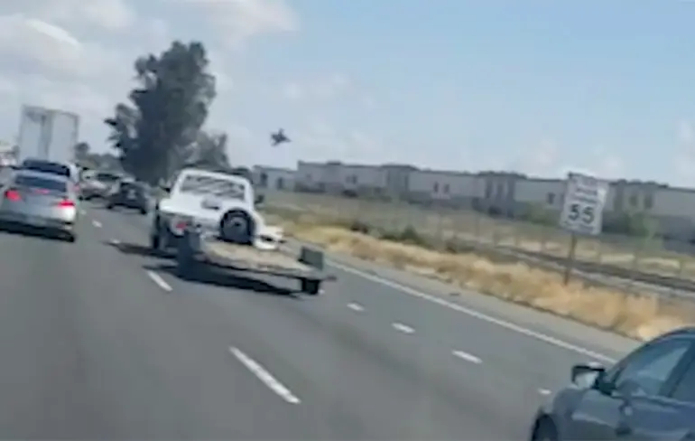 Moment dat F-16 zich in gebouw boort vastgelegd door dashcam