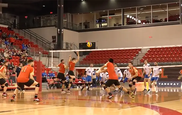 Mooie redding en winst voor Volleybalspelers Laval University in Quebec