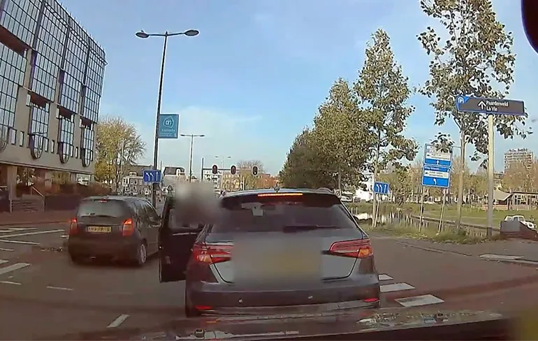 Mootje uit Utrecht wil lekker Road Ragen, maar vergeet zijn handrem