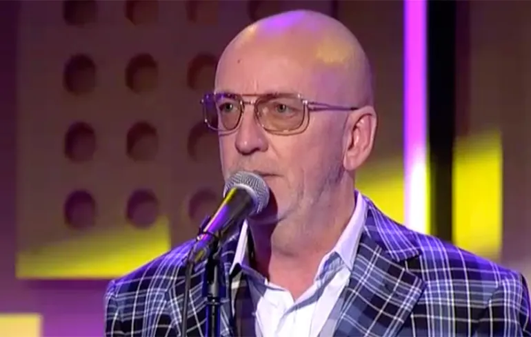 Moppentapper Ton Kas rijdt een politiefuik in...