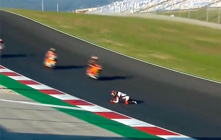 Moto2 rijder Aron Canet moest letterlijk kruipen voor zijn leven in broekpoepmomentje