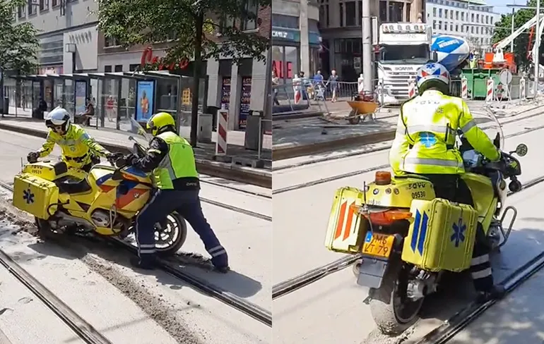 Motorambulance vast in nat beton in Den Haag