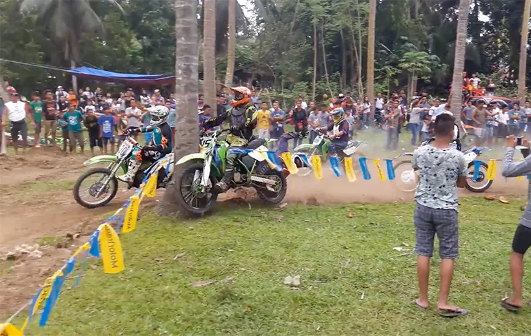 Motorcrosser probeert het na de start eens als boomknuffelaar