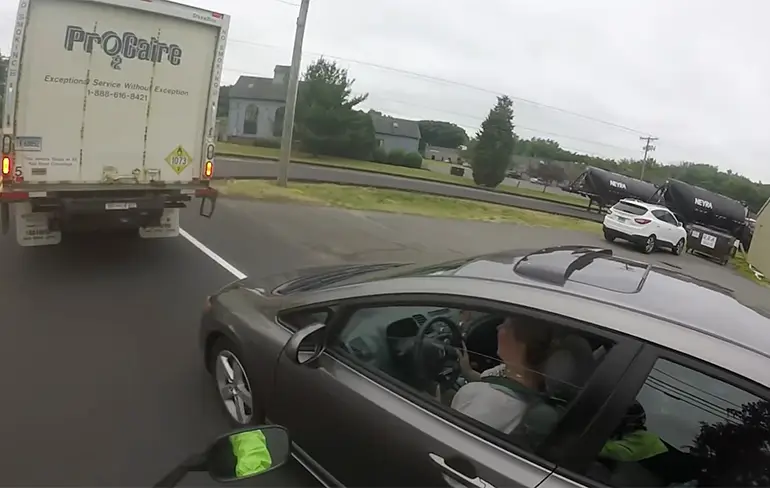 Motorrijder afgesneden door vrouw tijdens invoegen, maar neemt wraak