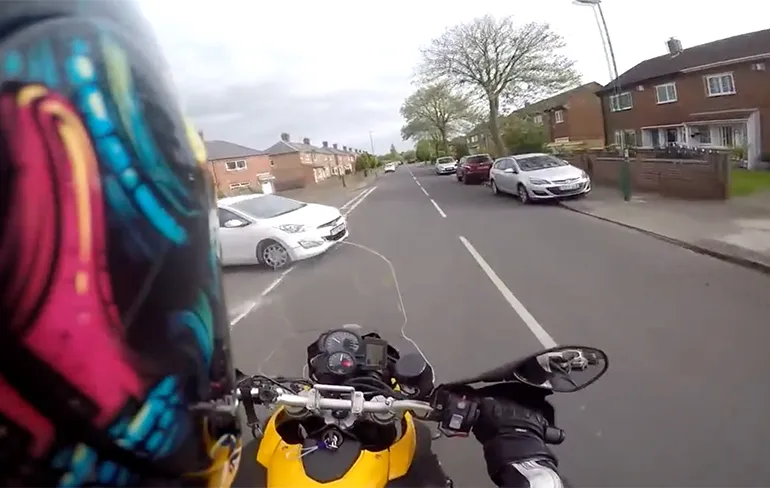 Motorrijder bijna onderuit gereden door auto, maar blijft een heer!