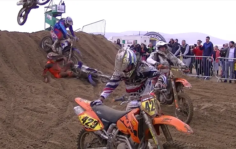 Motorrijder doet BOOM Headshot tijdens Weston Beach race 2015