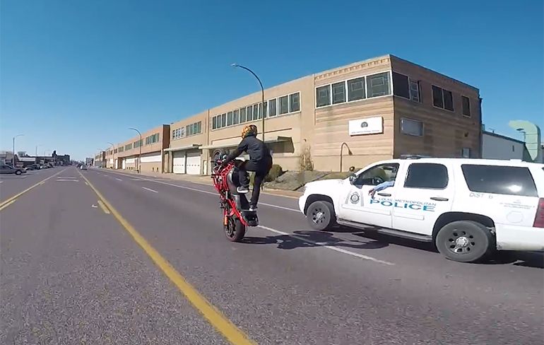 Motorrijder doet stunts naast auto politie St. Louis