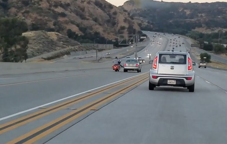 Motorrijder en auto hebben het aan de stok op snelweg in Californie