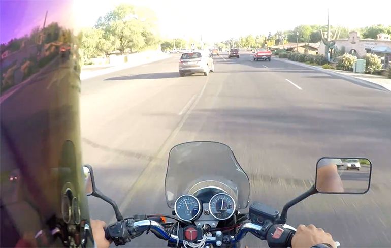Motorrijder en automobilist maken ruzie over inhalen in Tucson
