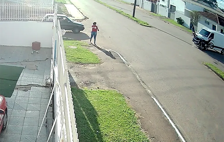 Motorrijder geeft busje een kus en maakt mooie salto