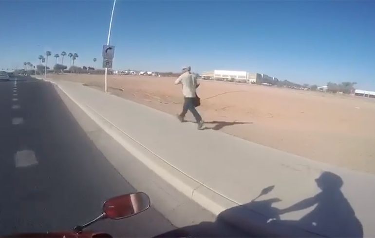 Motorrijder geeft man een lift in het warme Arizona